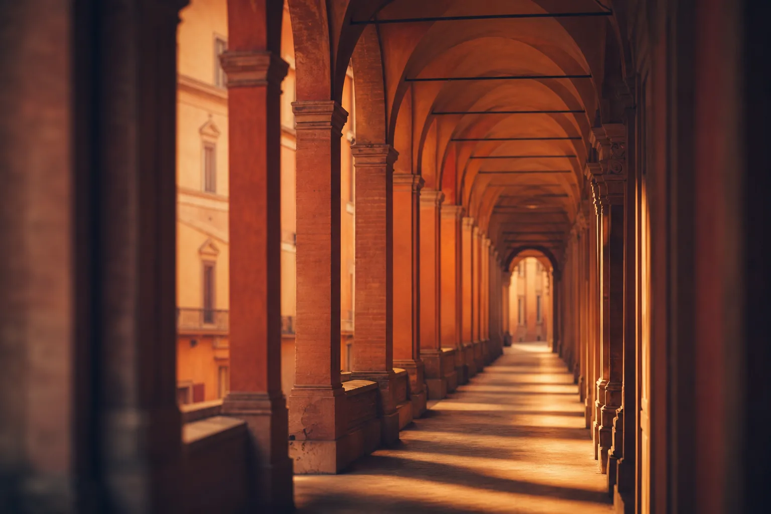 Portici del centro storico di Bologna con passanti, zona del Quadrilatero vicino a piazza Maggiore