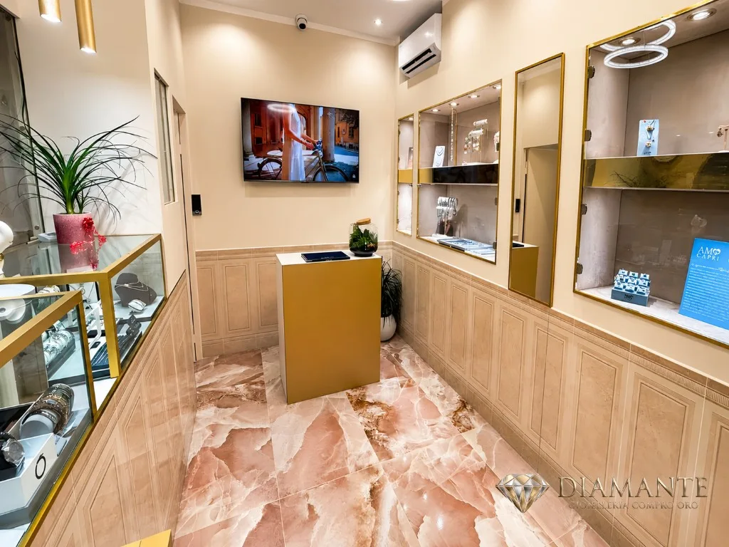 Vetrine e pavimento in marmo rosa della boutique Diamante Bologna