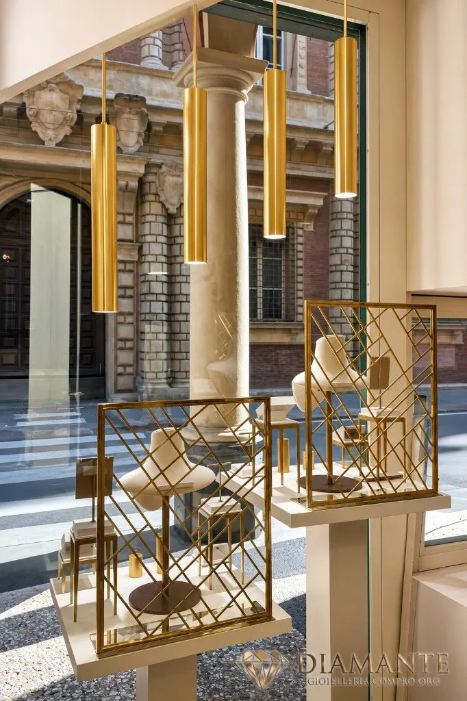 Dettagli in ottone e vista sulla strada dalla boutique Diamante Bologna