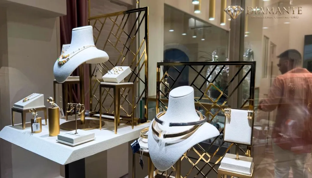 Esposizione di gioielli nella boutique Diamante Bologna